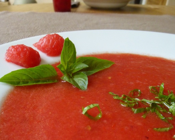 Ein leckeres Sommeressen: Wassermelonen-Gazpacho!