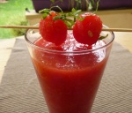 Wassermelonen-Gazpacho im Glas serviert